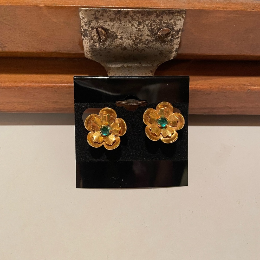 Vintage flower shaped gold tone screw back earrings with faux teal stone
